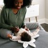 Ingenuity Twinkle Tails™ Rezgő Pihenőszék Dallamokkal és Fénnyel Újszülött Kortól - Levehető Játékhíd, Nyugtató Vibrációk, 3 Pontos Biztonsági Öv, 9kg Súlyhatárig
