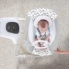 Ingenuity Raylan™ 2in1 Nagy Hinta Rezgő Hintaszékkel és Dallamokkal Újszülött Kortól - USB-Csatlakozás, 6 Hintázási Sebesség, 12 Dallam, 9kg Súlyhatárig