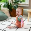 Ingenuity Crinklet™ Mosómedve Deni Érzékszervi Játék C-Gyűrűn Újszülött Kortól - BPA-Mentes, Szatén Szalagokkal