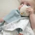 Nattou Mila, Zoe & Lana Plüss Maxi Szundikendő Cica 65x40cm - Puha Baba Alvóka