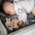 BabyOno Puha Alvókendő és Takaró 2 az 1-ben Baby Bunny - Ölelhető Plüss Takaró Újszülött Kortól