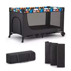   Kinderkraft Joy 2 Utazóágy Happy Shapes - Összecsukható Babaágy Vidám Mintával, Oldalsó Cipzáras Bejárattal, Kerekekkel és Hordozótáskával