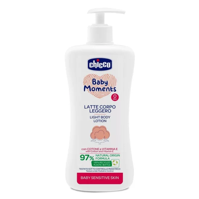 Chicco Baby Moments Sensitive Kímélő Testápoló Tej Adagolóval 500ml - 97% Természetes Összetevőkkel, Gyengéd Hidratálás Érzékeny Bőrre