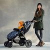 Petite & Mars Comfy 4in1 Téli Bundazsák + Szőrme Kézmelegítő Babakocsira Furry Forever Black - Extra Meleg, Vízálló, OEKO-TEX®, Univerzális Használat, Teljes Téli Szett