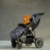 Petite & Mars Comfy 4in1 Téli Bundazsák + Szőrme Kézmelegítő Babakocsira Furry Forever Black - Extra Meleg, Vízálló, OEKO-TEX®, Univerzális Használat, Teljes Téli Szett
