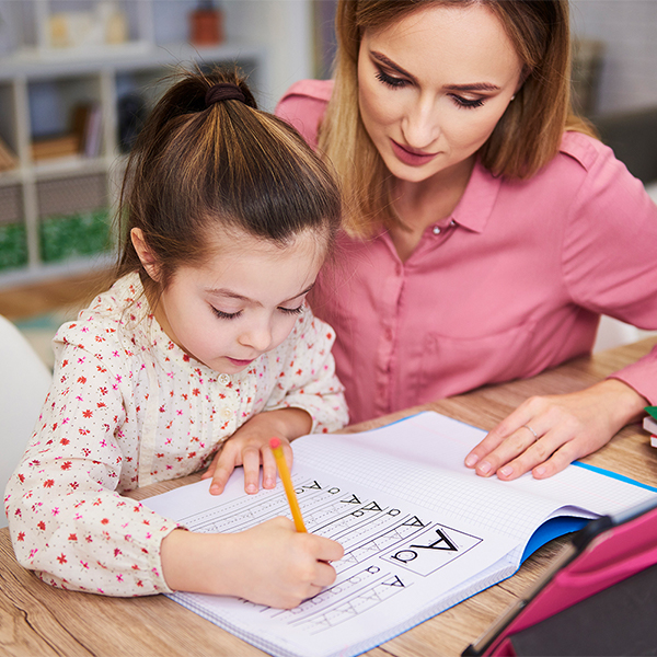 Elsős gyerek az iskolában